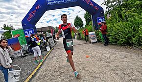 Paul Nykiel vom ASC Konstanz hat die Premiere des „Swim & Run“ im Überlinger Uferpark gewinnen.