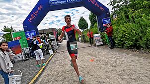 Paul Nykiel vom ASC Konstanz hat die Premiere des „Swim & Run“ im Überlinger Uferpark gewinnen.