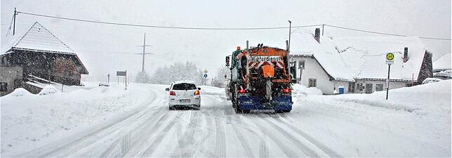 Gefordert: Trotz Dauereinsatz schafften es die Winterdienste im Hotzenwald nicht, die Straßen frei zu halten. Wie hier bei Altenschwand.