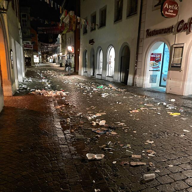 So sah es in der Konstanzer Innenstadt an Fasnacht aus, bevor die Stadtreinigung der Technischen Betriebe Konstanz in Aktion trat.