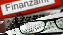 Auf einem Vordruck für die Steuererklärung liegen Stift und eine Brille. Sie Steuererklärung will jeder gern schnell abhaken. Doch man ...