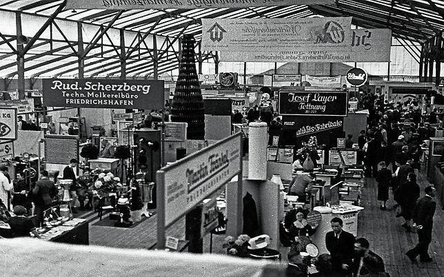Blick in eine der mobilen Messehallen in den 1950er-Jahren.