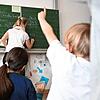 Ein Schüler meldet sich in der Grundschule. Hier ist die Schulwelt noch einfach – dann wird‘s kompliziert.