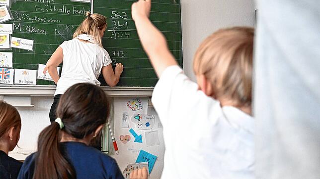 Ein Schüler meldet sich in der Grundschule. Hier ist die Schulwelt noch einfach – dann wird‘s kompliziert.