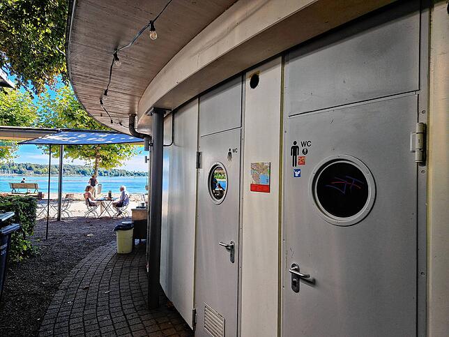 Übler Geruch und Beschwerden der Gäste: Die öffentliche Toilette ist oft Stein des Anstoßes. Künftig soll der neue Pächter des Pavillons ...