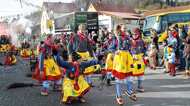Junge Nellenburger Waldhexen beim Narrentreffen in Winterspüren im vergangenen Jahr.