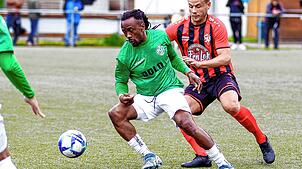 Der FC Furtwangen (Patrice Takuete, links) vergab den ersten Matchball auf den Relegationsplatz, weil er dem TuS Bonndorf (Lukas ...