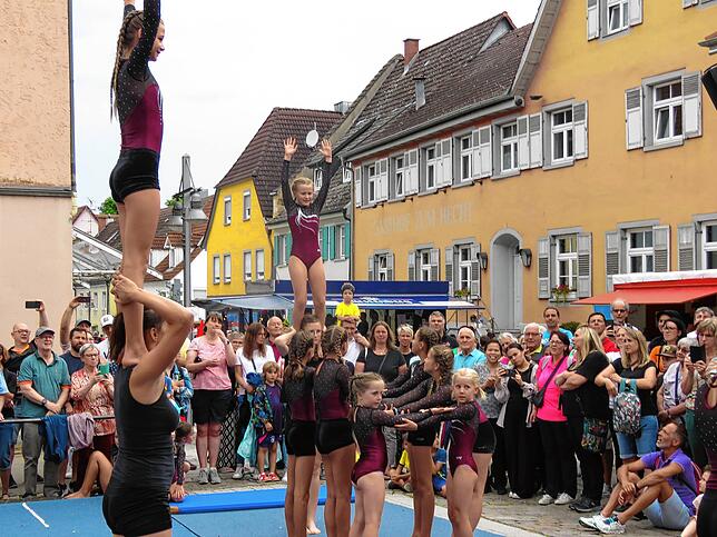 Bild 7: Geisinger in Partylaune: Straßenfest lockt tausende Besucher an