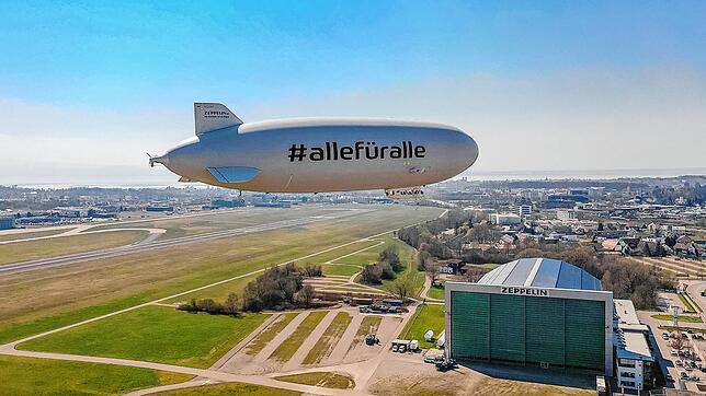 Bild 2: Zeichen der Zuversicht und des Zusammenhalts: Unter dem Motto &bdquo;alle für alle&ldquo; hebt der Zeppelin am Wochenende ab