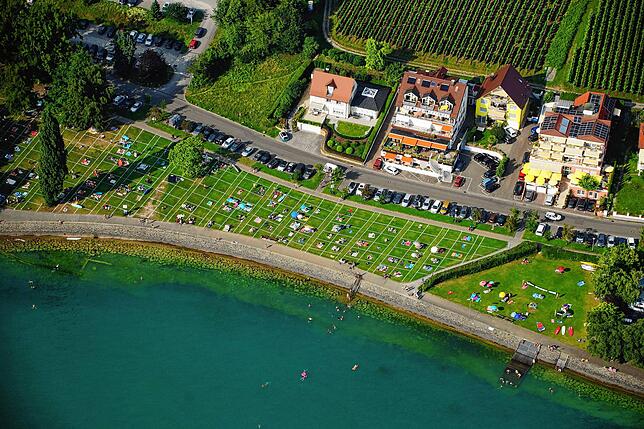 Die Badesaison am Bodensee geht allmählich zu Ende. Vielerorts taten sich die Badegäste schwer damit, Abstand zueinander zu halten. Doch ...