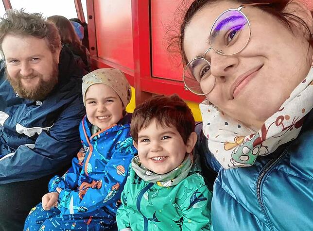 Ben und Kate Werner betreiben in Radolfzell die Kindertageseinrichtung Strohhutbande. Am Foto sind sie mit ihren Kindern Noah (4) und ...