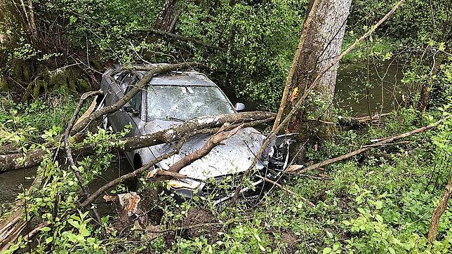 Ein Auto ist bei einem Unfall an der B313 zwischen Zizenhausen und Hoppetenzell eine Böschung hinuntergefahren und in einem Bachbett ...