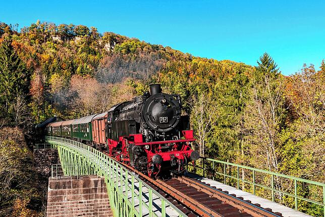 Die Dampflokomotive auf der Wutachbrücke.