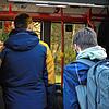 Schüler nahe des Suso Gymnasiums an der Bushaltestelle Klinikum.