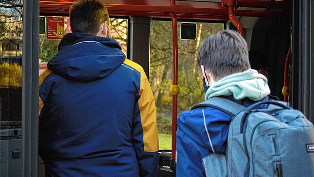 Schüler nahe des Suso Gymnasiums an der Bushaltestelle Klinikum.