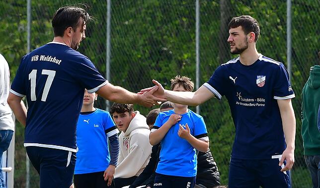 Großer Einsatz: Weil Personal fehlt, spielte Danijel Kovacevic (links) zuletzt immer öfter selbst mit. Hier räumt er seinen Platz beim ...