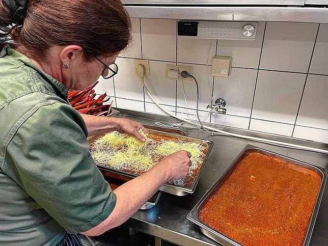 Die Lasagne für das Mensa-Essen wird von Wirtin Christine Steidle morgens frisch zubereitet und noch warm ausgeliefert.