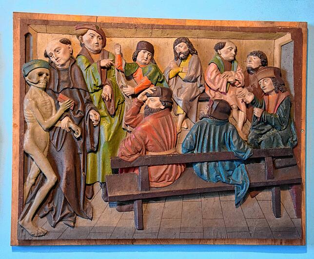 Ein kostbares spätgotisches Relief aus der Zeit um 1500 im Stiftsschatz des St. Fridolinmünsters zeigt Fridolin mit dem durch ihn von ...