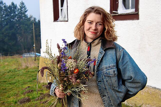 Johanna Burghardt setzt zum Valentinstag auf Trockensträuße. Sie baut ausschließlich regionale und saisonale Blumen an.