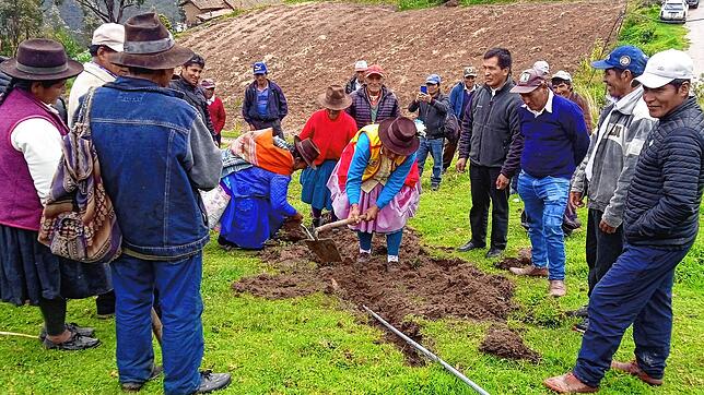 Infrastrukturprojekte mit Spenden aus Markdorf: Mühselig ist der Bau der Wasserleitungen im Andenhochgebirge, an dem sich auch die ...