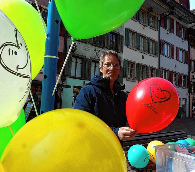 Bunt und luftig: Gitta Wehrle-Maier vom W+F bläst beim „Waldshuter Frühling“ einen Luftballon nach dem anderen auf.