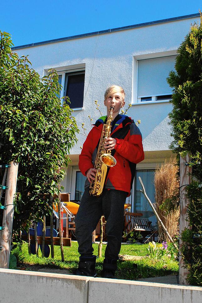 Tim (12 Jahre) alt hat mit seinem Saxophon „Ode an die Freude“ eingeübt – ein Zeichen gegen die Corona-Krise.