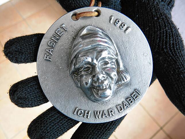 Die Plaketten „Ich war der dabei“ erinnern an den 1991 inszenierten wilden Narrenumzug von der Vorstadt zum Rathaus.