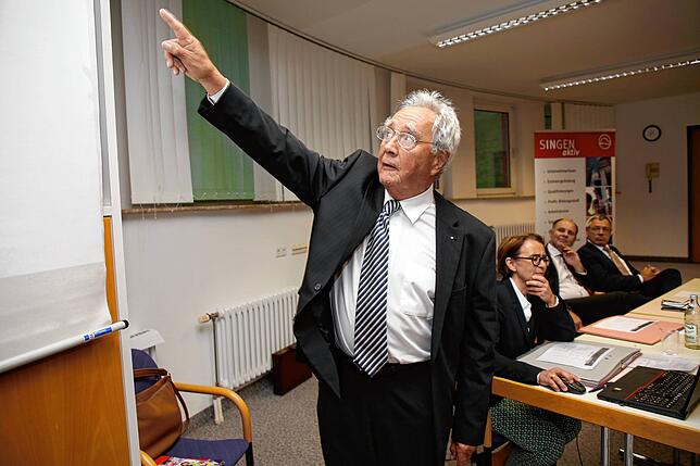 Ein Fingerzeig in Richtung Politik: Gerd Springe.