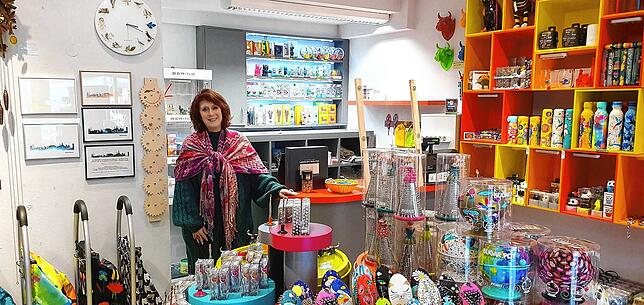 Daniela Klipfel in ihrem Laden für Geschenkartikel und Souvenirs, „See U“ befindet sich in der Hussenstraße.