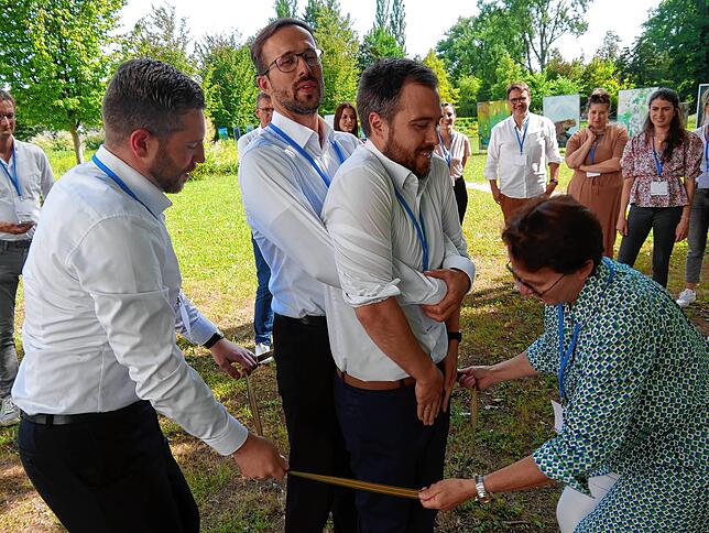 Sebastian Mangold, Sebastian Fußnegger, Benjamin Kratt (alle Volksbank) und Claudia Kessler-Franzen von Singen Aktiv bei einer Übung ...