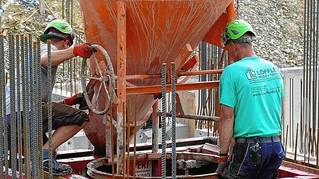 Beton wird auf einer Baustelle der Firma Löffler Hoch- und Tiefbau in Meßkirch gegossen. Er unterliegt gerade großen Preissteigerungen.