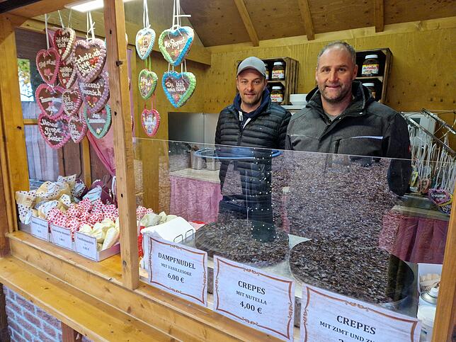 Crepes, Dampfnudeln, Magenbrot, aber auch Steak und Wurst vom Grill: Im Winterdorf gibt es nicht nur Glühwein und Co, sondern auch Süßes ...