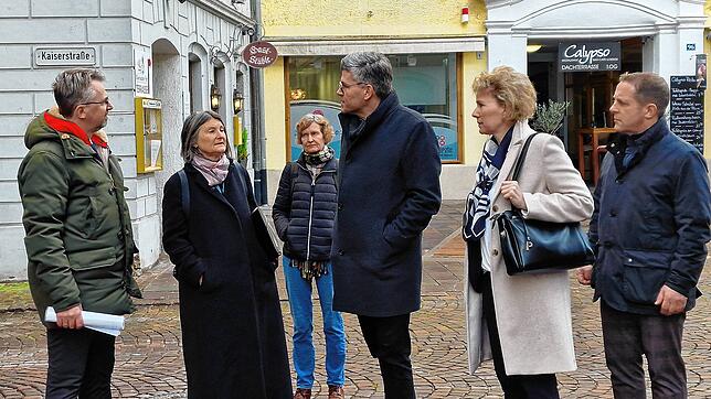 Wo Handlungsbedarf besteht, konnte Regierungspräsidentin Bärbel Schäfer (2. v.l.) bei ihrem Besuch in Waldshut-Tiengen von ...