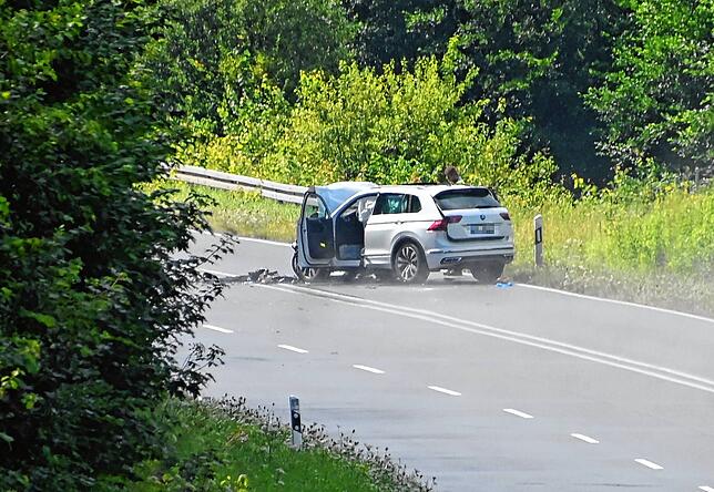 Eines der beteiligten Unfallfahrzeuge. Das andere ist mutmaßlich hinter den Büschen.