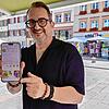 Thomas Wartner, Vorsitzender des Werbe- und Förderungskreises Waldshut, zeigt den Instagram-Account des W+F, der von Rolf Egli betreut wird.