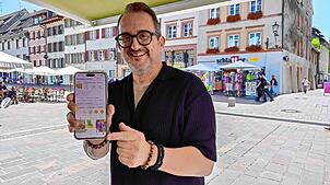 Thomas Wartner, Vorsitzender des Werbe- und Förderungskreises Waldshut, zeigt den Instagram-Account des W+F, der von Rolf Egli betreut wird.