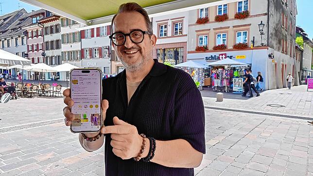 Thomas Wartner, Vorsitzender des Werbe- und Förderungskreises Waldshut, zeigt den Instagram-Account des W+F, der von Rolf Egli betreut wird.