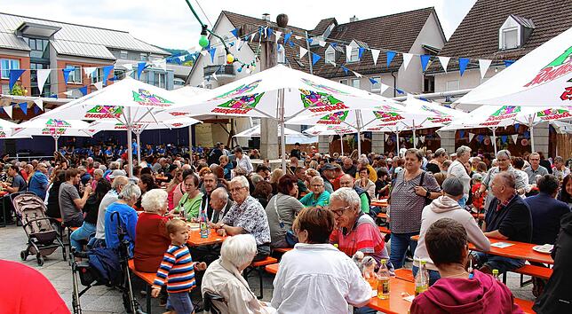 Voll besetzter Talschulplatz bei den Nachmittagskonzerten.
