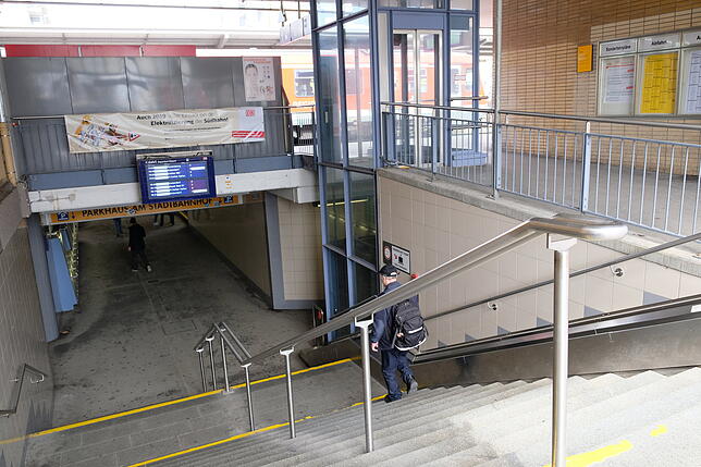 Der Stadtbahnhof braucht Aufzüge und Rampen auch an den Gleisen.