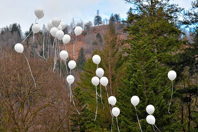 Hinterm Horizont geht‘s weiter: Begleitet von guten Wünschen schwebten weiße Ballons über dem Jogi-Löw-Stadion zu Ehren des ...