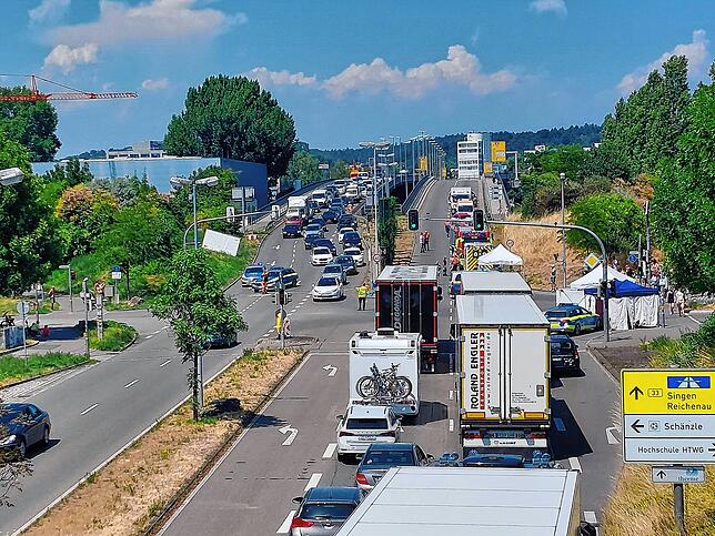 Währenddessen staut es sich mehr und mehr auf der B33 und im Stadtteil Paradies.