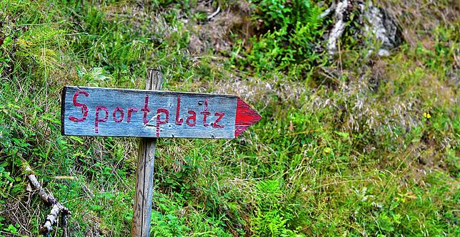 Kurz vor dem Ziel: Wenn in der letzten Haarnadelkurve dieser Hinweis auftaucht, ist das Waldmatt-Stadion des SV Häg-Ehrsberg zum Greifen ...
