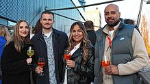 Lisa Enderle, Max Waesse, Jessica Kahles und Tarek Ben Chaib (von links) lassen es sich nach Feierabend bei einem Getränk auf der ...