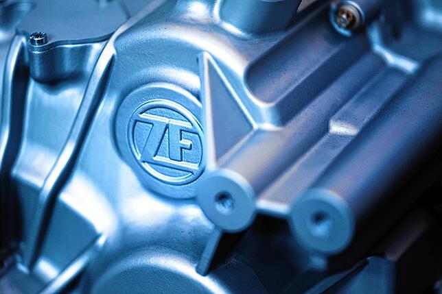 Ein ZF-Logo ist auf einem ausgestellten Produkt in der Konzernzentrale des Automobilzulieferers zu sehen.