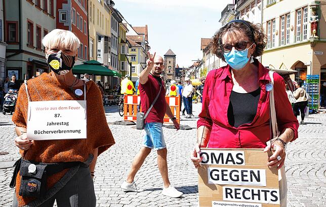 Die Omas gegen Rechts erinnerten am Samstag an die Bücherverbrennung der Nazis vor 87 Jahren.