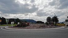 Der Kreisverkehr zwischen der B 27 und der Blumberger Stadteinfahrt wirkt etwas leer: In der Mitte ist aktuell keine Sommerdekoration ...