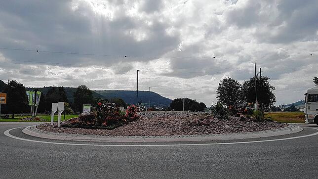 Der Kreisverkehr zwischen der B 27 und der Blumberger Stadteinfahrt wirkt etwas leer: In der Mitte ist aktuell keine Sommerdekoration ...