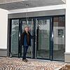 Karl Megerle, Vorsitzender des Winzervereins Hagnau, vor dem neuen Winzerhaus: Bis zur Jahresmitte 2022 soll das Gebäude bezugsfertig sein.
