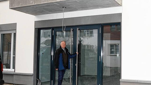 Karl Megerle, Vorsitzender des Winzervereins Hagnau, vor dem neuen Winzerhaus: Bis zur Jahresmitte 2022 soll das Gebäude bezugsfertig sein.