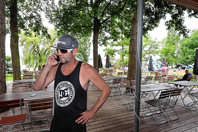 Telefoniert mit Helfern und Firmen: Campingplatzpächter Frank Kühnel.
